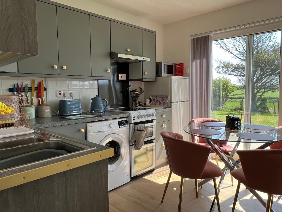 Valley View Self-Catering Coastal Bungalow In Rural West Wight Freshwater Bagian luar foto