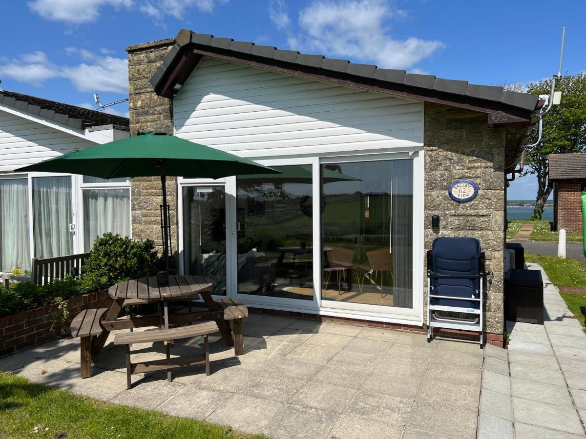 Valley View Self-Catering Coastal Bungalow In Rural West Wight Freshwater Bagian luar foto