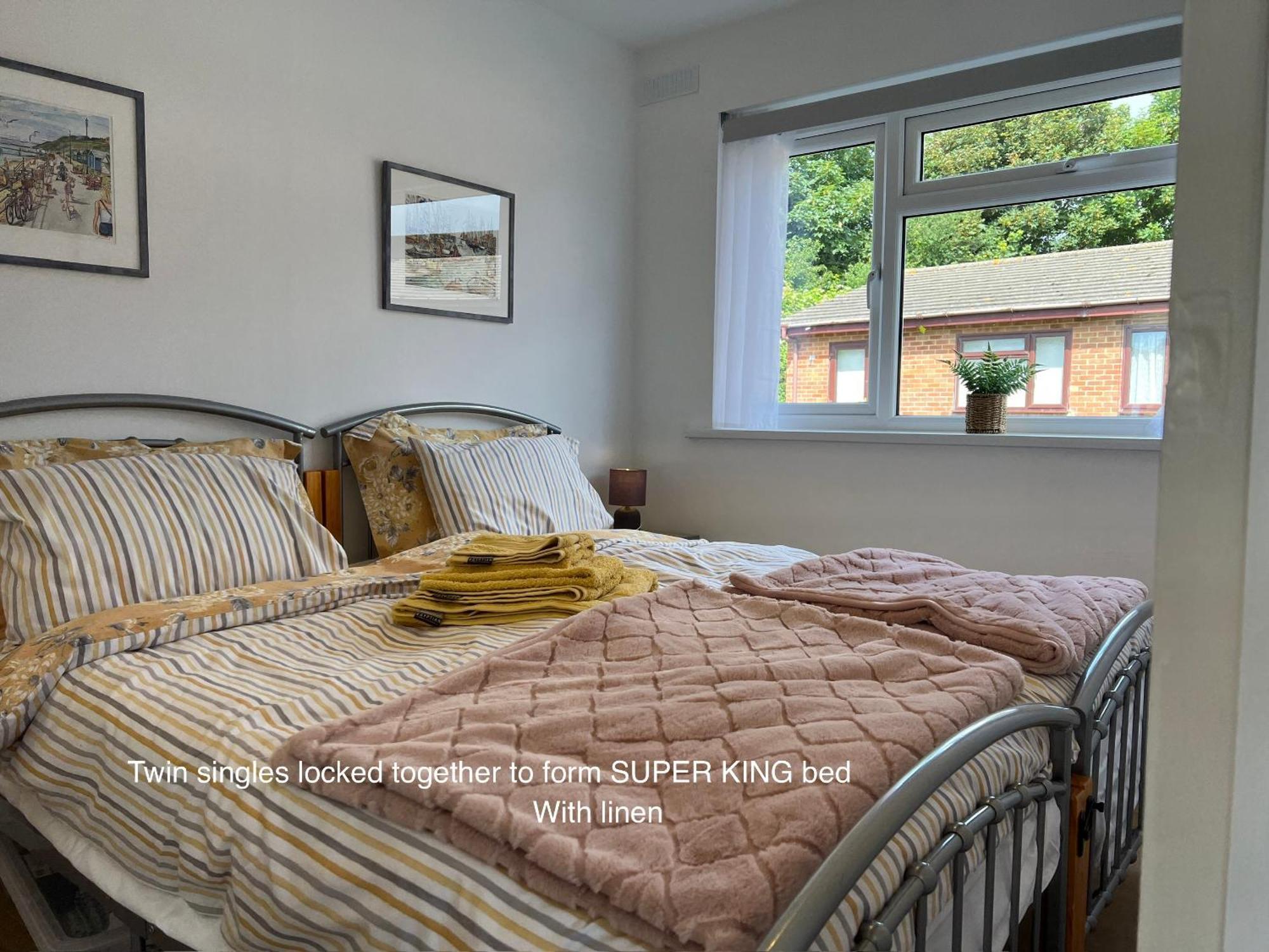 Valley View Self-Catering Coastal Bungalow In Rural West Wight Freshwater Bagian luar foto