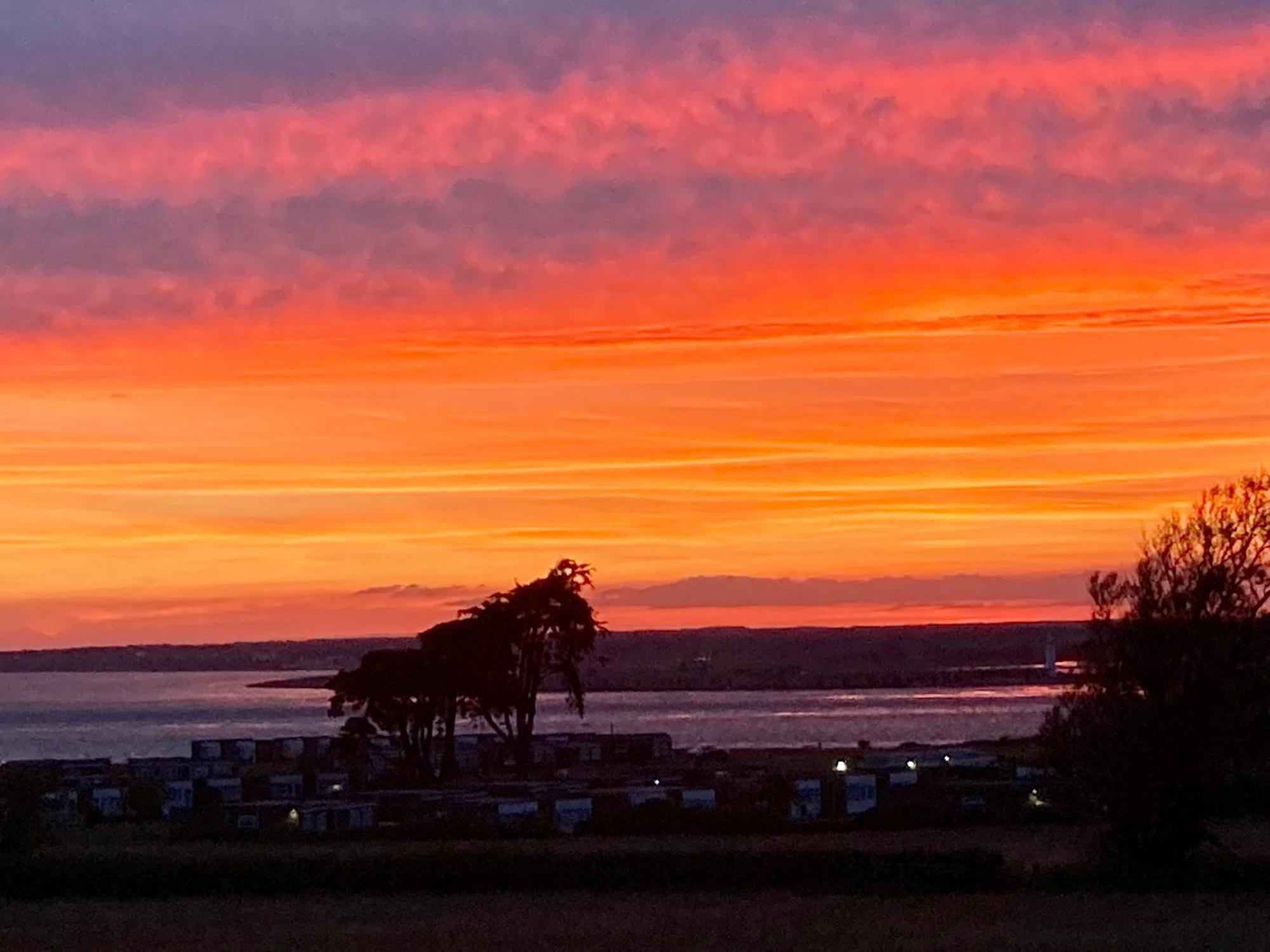Valley View Self-Catering Coastal Bungalow In Rural West Wight Freshwater Bagian luar foto