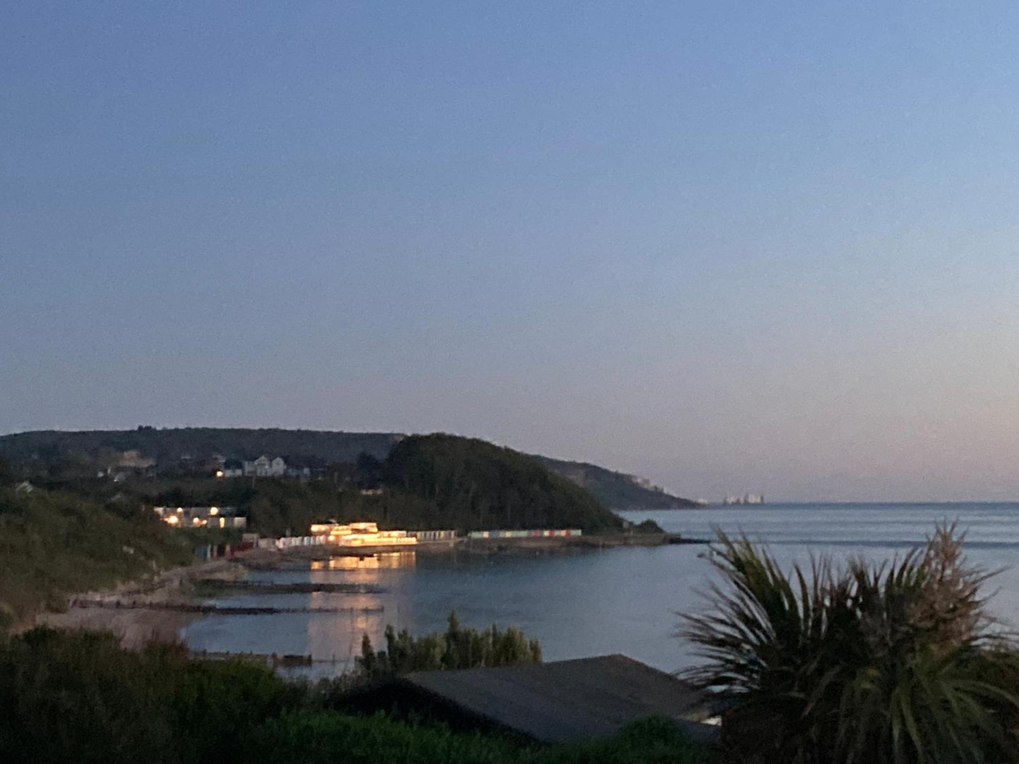 Valley View Self-Catering Coastal Bungalow In Rural West Wight Freshwater Bagian luar foto